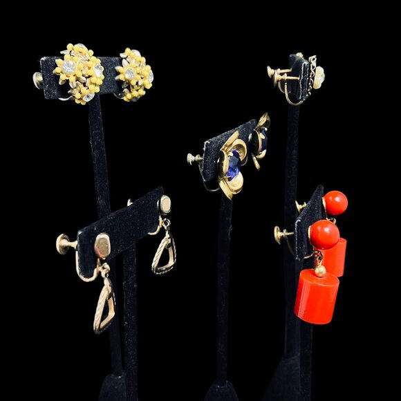 Lot of 5 Gold Tone Screw Back Earrings (5372) - Picture 7 of 9